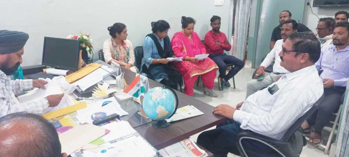 आत्मानंद स्कूल में प्रवेश के नाम पर वसूली, डीईओ ने किया बर्खास्त