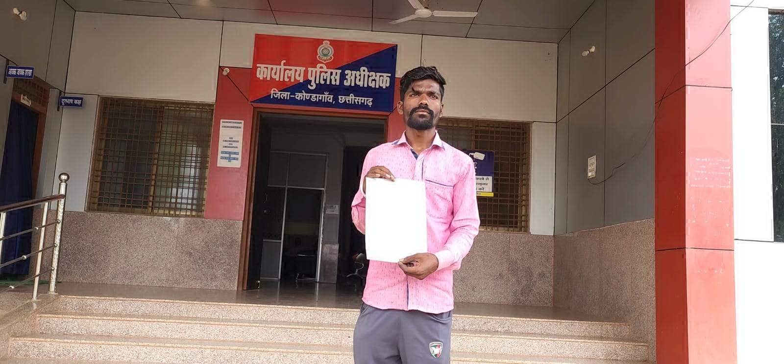 कांग्रेसी नेता पर मजदूरी मांगने पहुंचे मजदूर की चप्पलों से पिटाई का आरोप