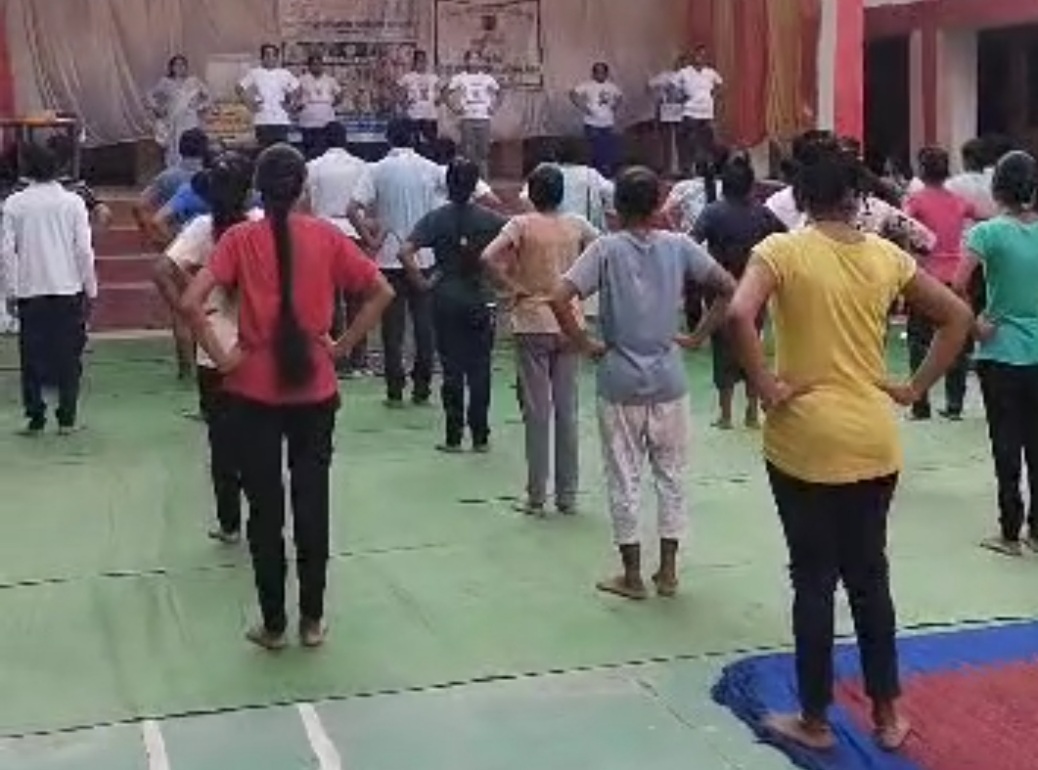 कॉलेज में योगाभ्यास