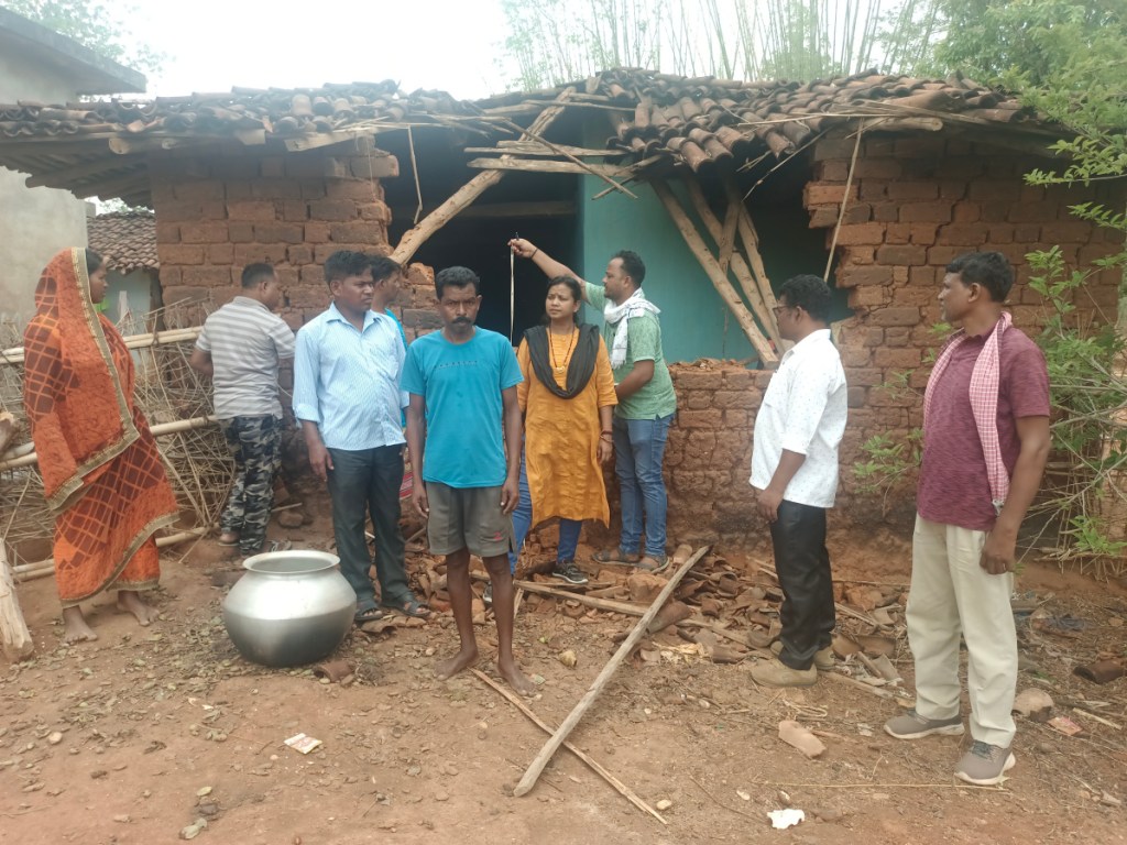 दल से बिछडक़र दंतैल हाथी ने मचाया तबाही, दो दिनों में 6 घरों को तोड़ा, बाल- बाल बचे ग्रामीण 