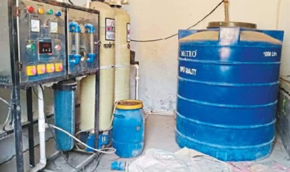 बरसों से बंद पड़े अनुपयोगी आरओ मशीन की सुरक्षा में लाखों का अहाता, कटघरे में विभाग 