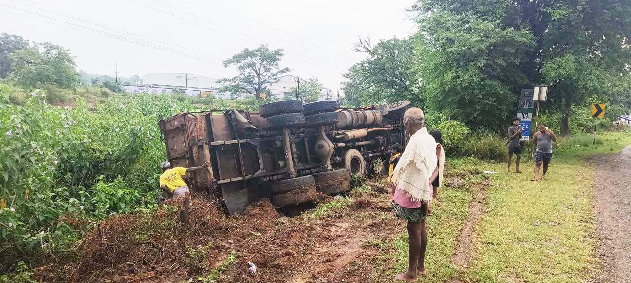 मवेशियों को ठोकर मारते ट्रक पलटा, चालक-परिचालक सुरक्षित