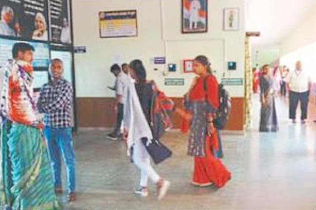 4500 छात्रों के लिए 500 के हिसाब से सेटअप, उसमें भी कई पद रिक्त