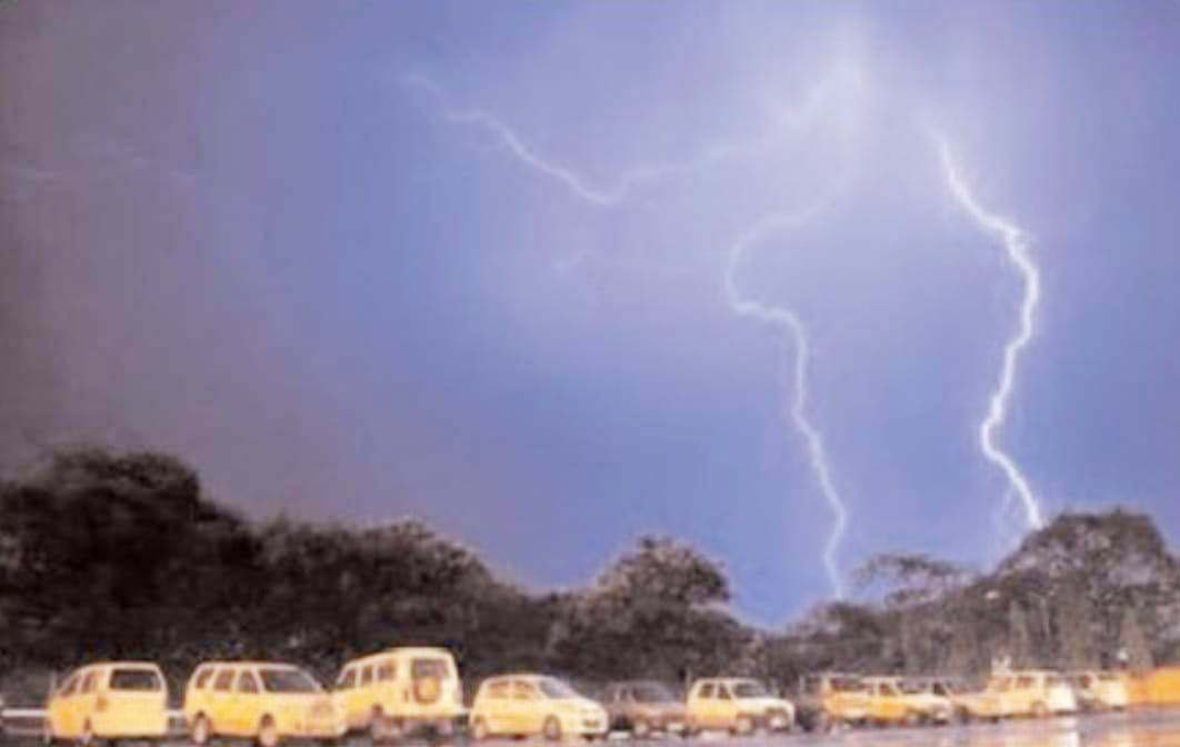 रबर सोल वाले जूते, कार के टायर बिजली गिरने से सुरक्षा प्रदान नहीं करते, मौसम देखकर निकलें