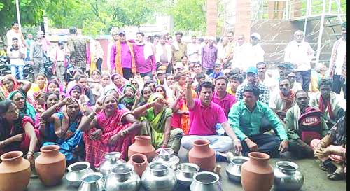 खाली मटका लेकर पानी मांगने तहसील ऑफिस पहुंचे ग्रामीण खाली मटका लेकर पानी मांगने तहसील ऑफिस पहुंचे ग्रामीण