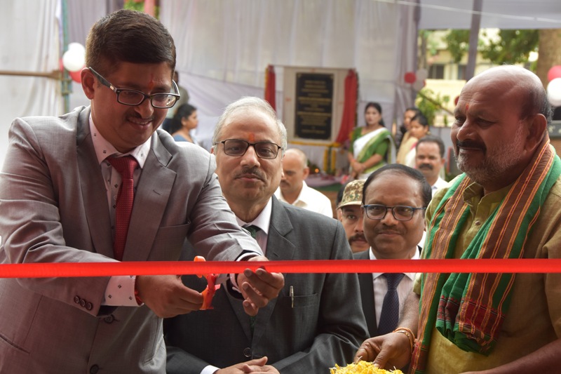 मुख्य न्यायाधीश ने सौंपी घर की चाबियां 