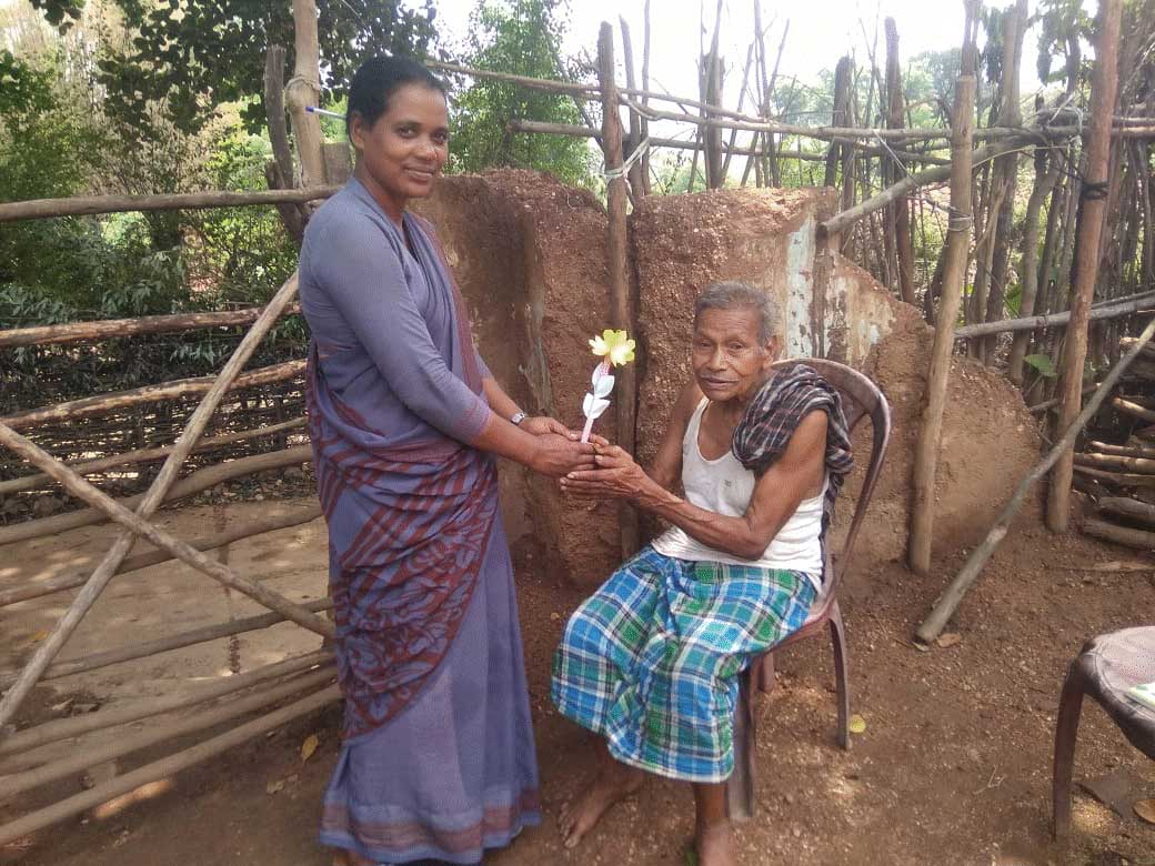 जशपुर के मतदान केंद्रों में 80 प्लस के मतदाताओं का बीएलओ ने किया सम्मान