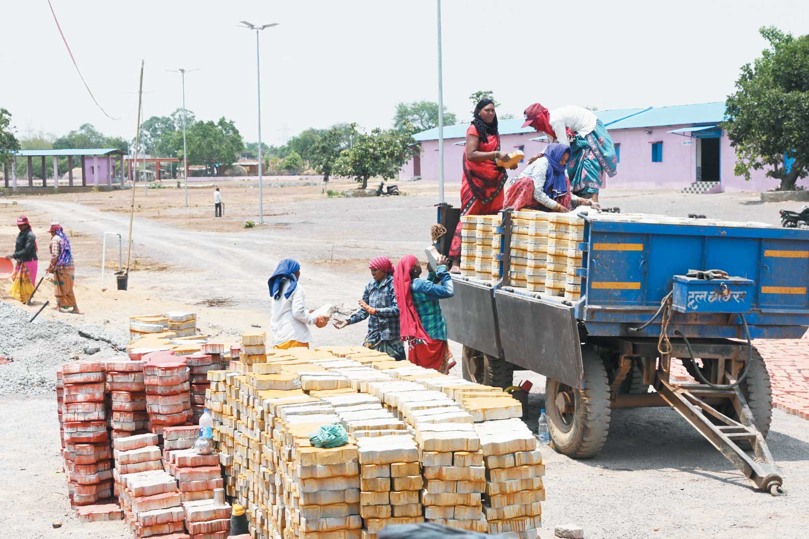 गौठान में बने ग्रामीण औद्योगिक पार्क से महिलाएं लिख रही हैं नित नई इबारतें