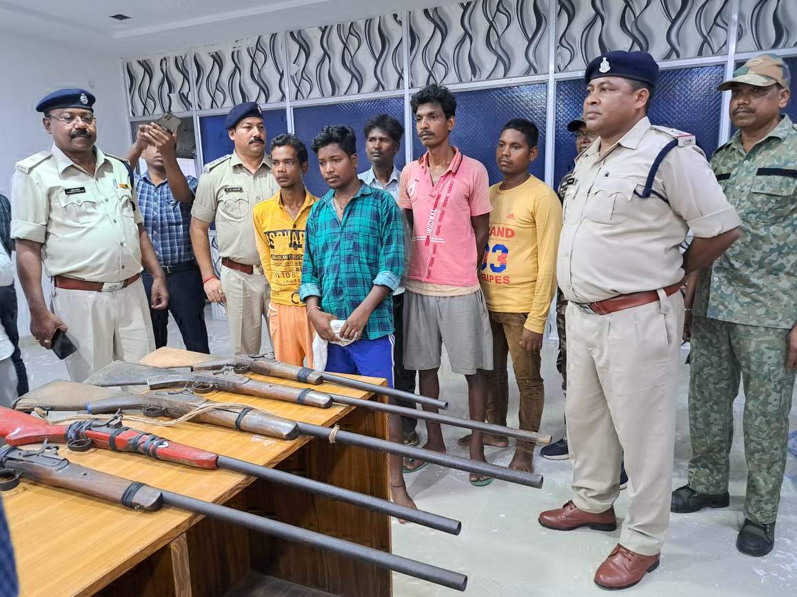 पुलिस का छापा, पांच नक्सल आरोपी गिरफ्तार