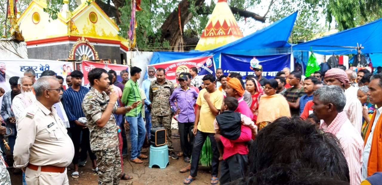 राजपुर साप्ताहिक बाजार में पुलिस ने चलित थाना लगाकर लोगों को किया जागरूक