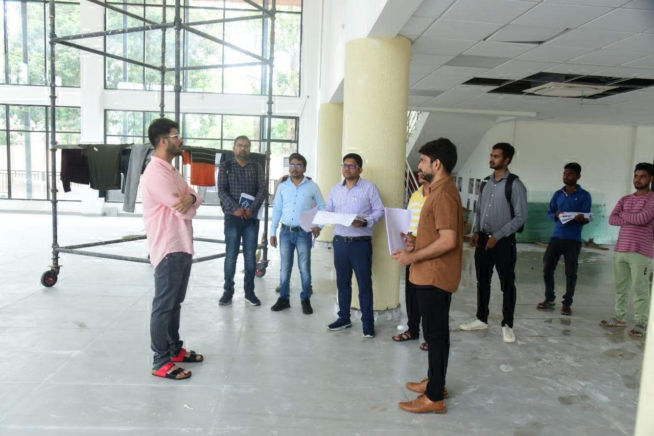 कलेक्टर ने निर्माणाधीन लाइब्रेरी भवन का किया निरीक्षण