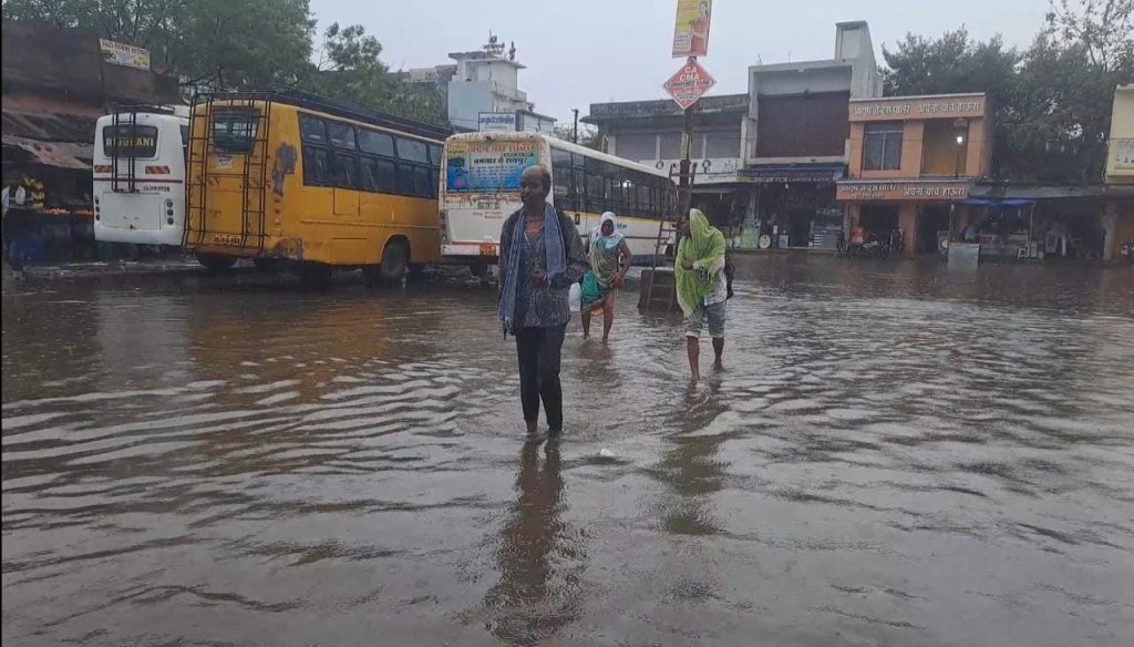 बारिश से सडक़ें जलमग्न, स्वच्छता अभियान की खुली पोल