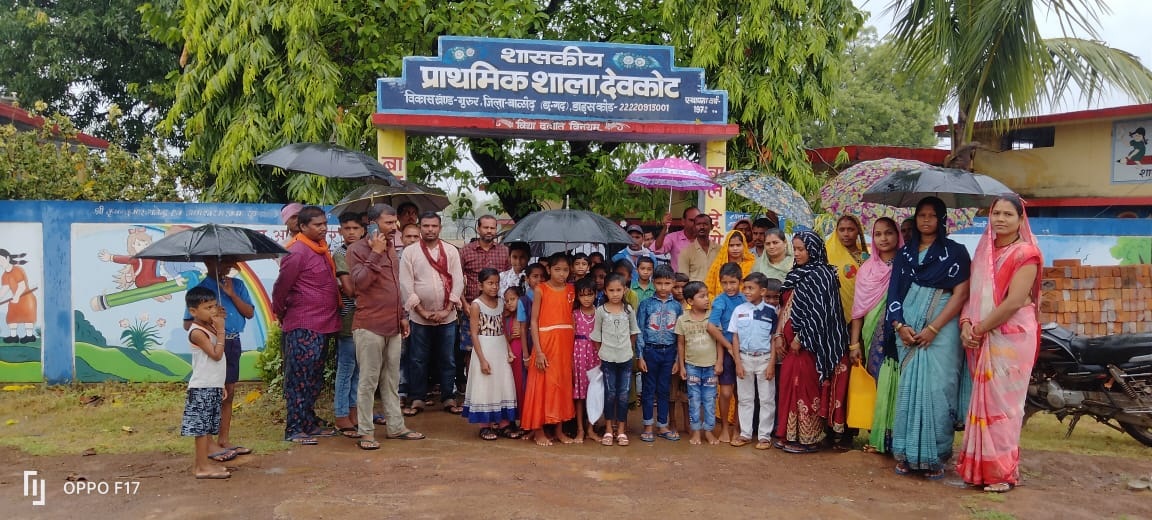 एक स्कूल जहां न हुआ प्रवेश और न ही उत्सव, शिक्षक स्थानांतरण का विरोध
