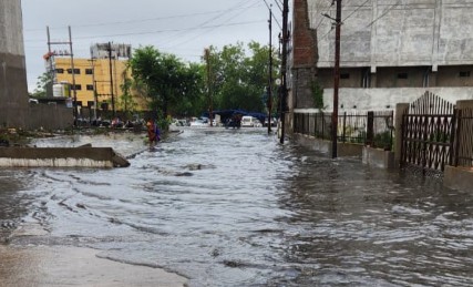फ्रेंड्स कालोनी के मेन गेट में बारिश का पानी भरा फ्रेंड्स कालोनी के मेन गेट में बारिश का पानी भरा