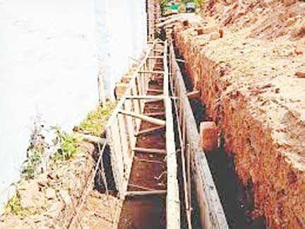 नाली निर्माण के लिए जगह-जगह खोदे गए गड्ढे अब बन रहे मुसीबत