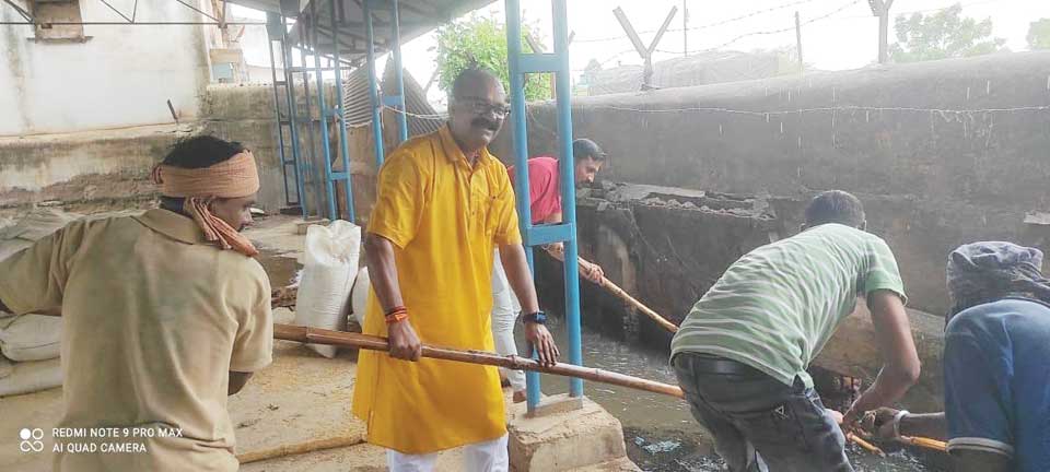 बारिश पर मजदूर बस्तियों का मंडी अध्यक्ष ने लिया जायजा