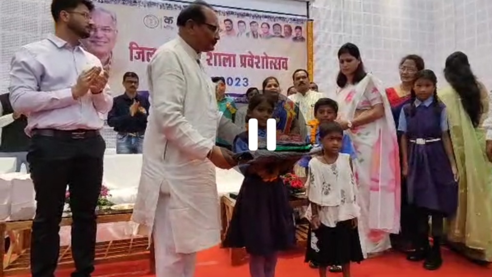 शिक्षा मंत्री ने शाला प्रवेशी बच्चों का तिलक लगाकर किया स्वागत