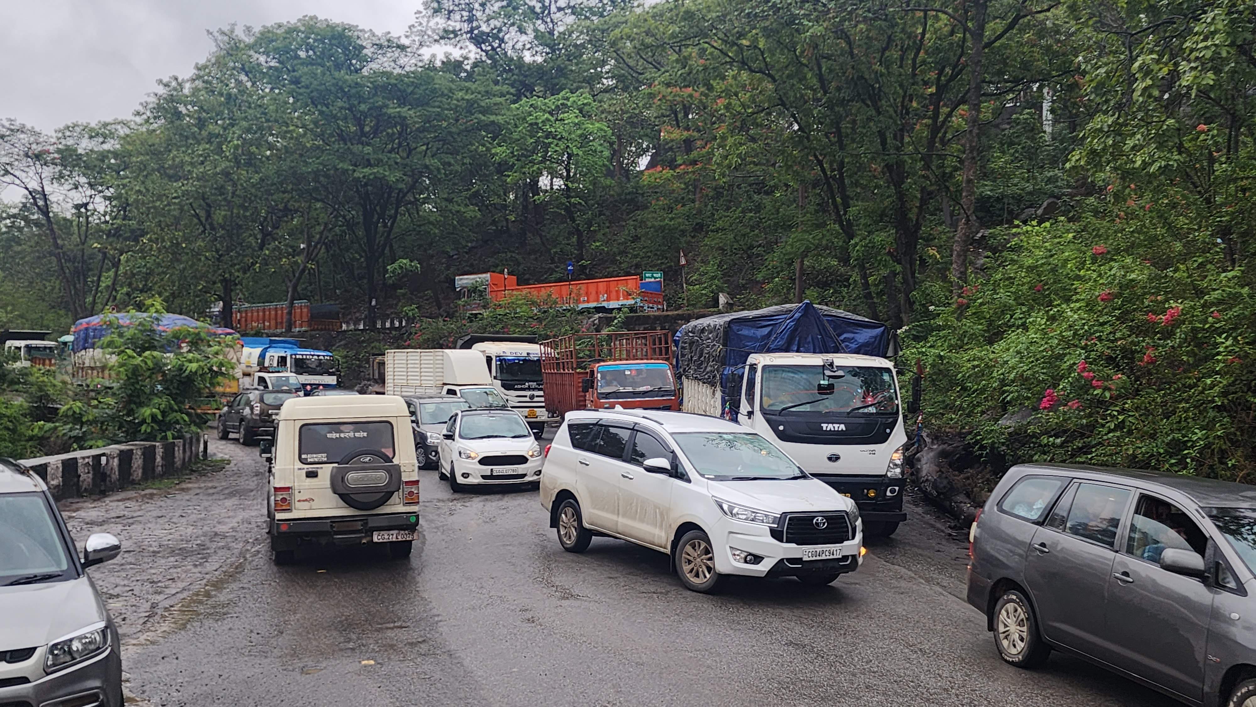 बारिश के बीच केशकाल घाट में लगा जाम, यात्री हो रहे परेशान