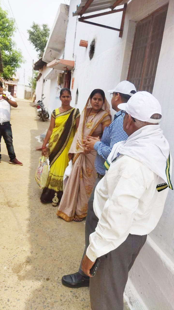 सघन कुष्ठ जांच खोज और राष्ट्रीय नेत्रज्योति अभियान के तहत किया जा रहा सर्वे