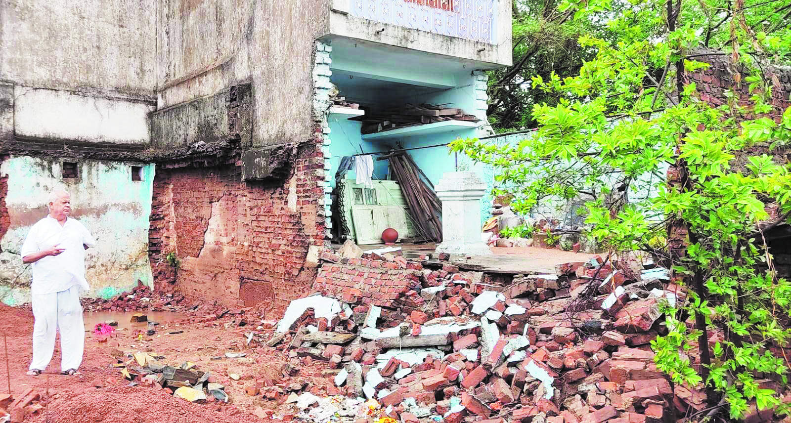 बारिश से घर की दीवार गिरी बारिश से घर की दीवार गिरी