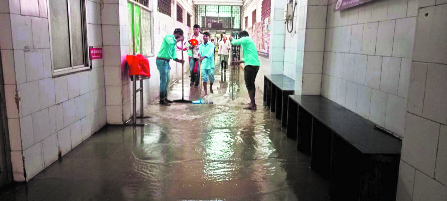 जिला अस्पताल में घुसा पानी