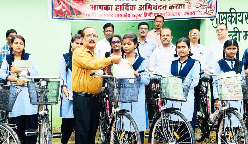 तिलक लगाकर विद्यार्थियों को किया पाठ्यपुस्तक-सायकल वितरण