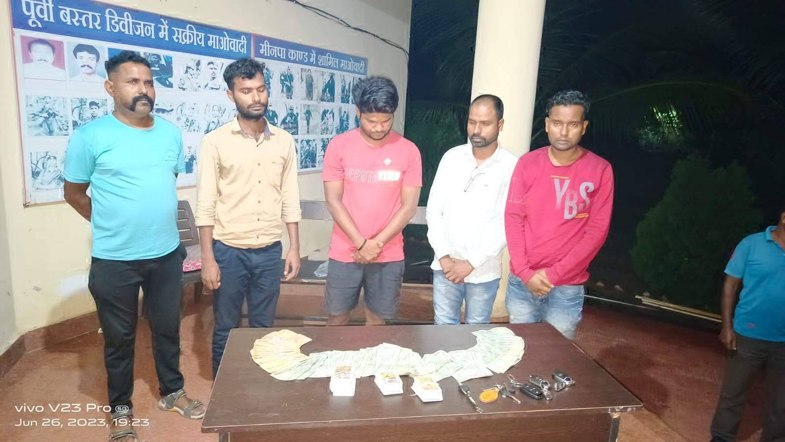 जुआ खेलते 5 गिरफ्तार, नगदी जब्त 