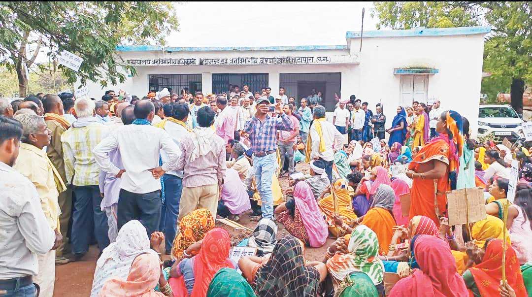 सर्व आदिवासी समाज ने एसडीएम कार्यालय घेरा