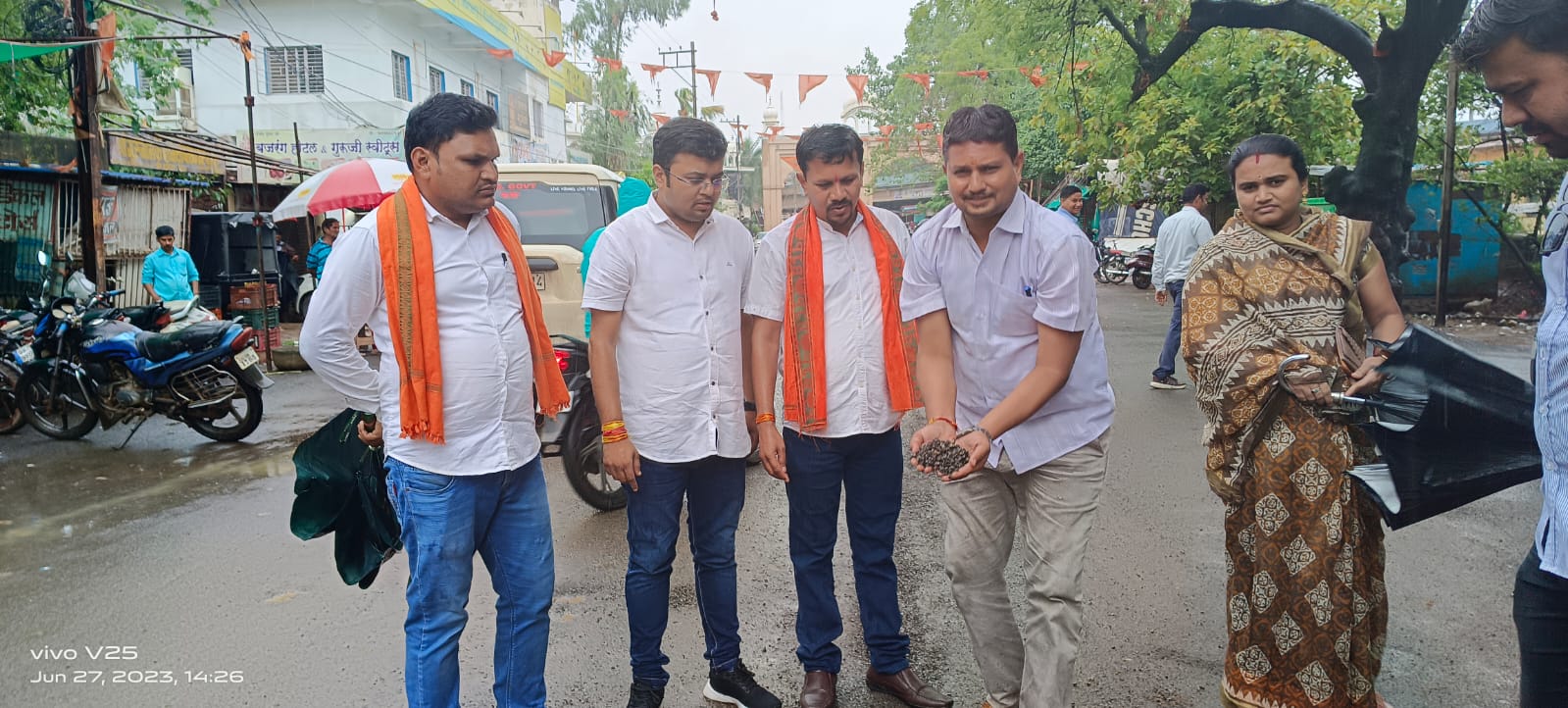 सड़क की मरम्मत पहली बारिश में धुली - यदु सड़क की मरम्मत पहली बारिश में धुली - यदु