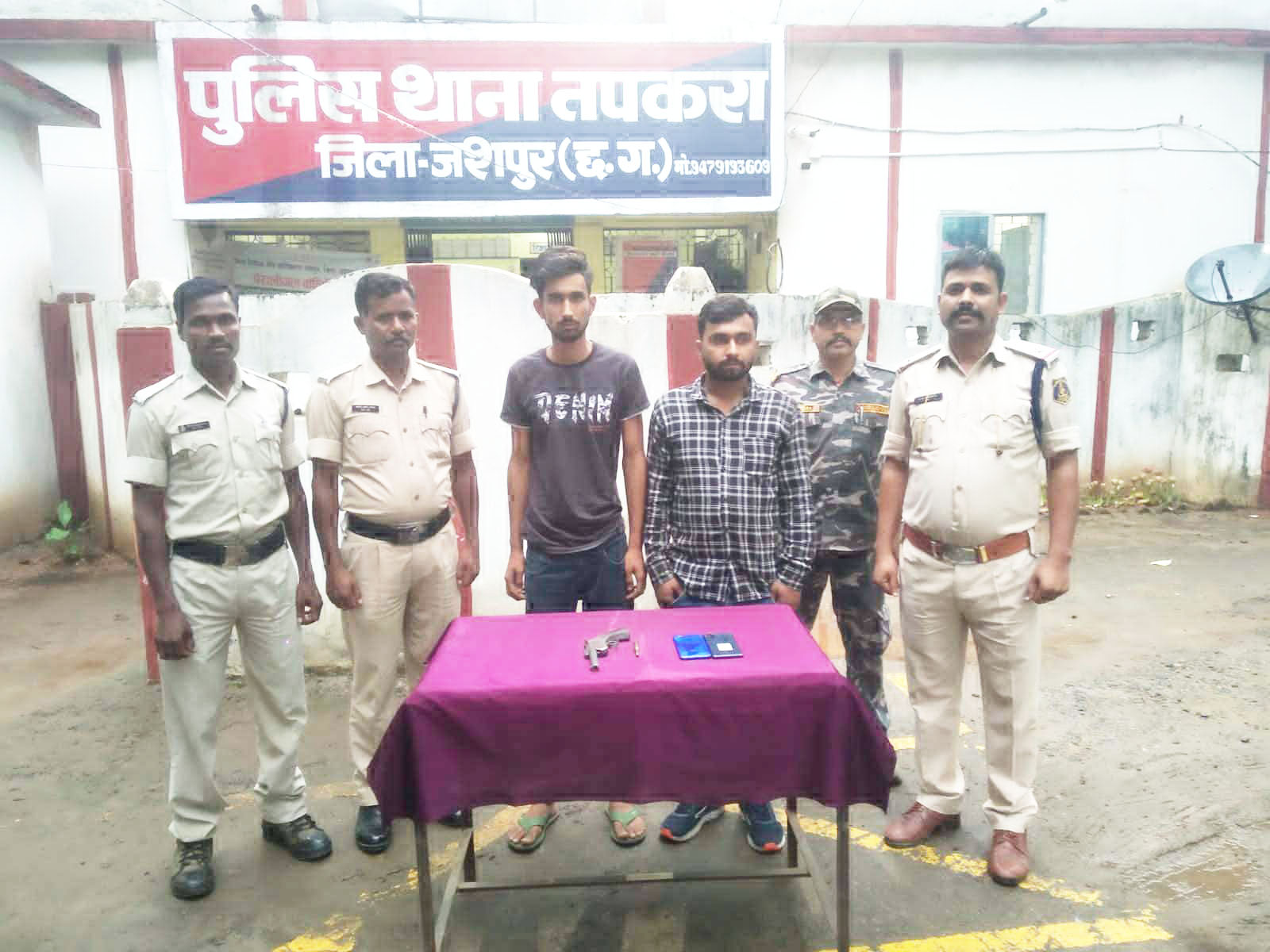 देशी कट्टा रखकर कार में  घूम रहे 2 आरोपी बंदी