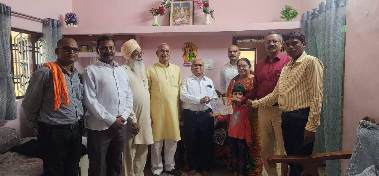 पूर्व सांसद ने बरसते पानी में केंद्र सरकार की उपलब्धि बताने लोगों से संपर्क साधा पूर्व सांसद ने बरसते पानी में केंद्र सरकार की उपलब्धि बताने लोगों से संपर्क साधा