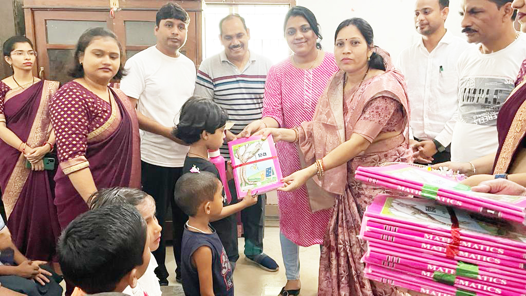 स्कूलों में प्रवेश उत्सव, विधायक उत्तरी जांगड़े ने किया पुस्तक वितरण
