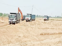 बम्हनी व दतरेगी घाट में प्रतिबंध का असर नहीं, दिन-रात हो रही खुदाई