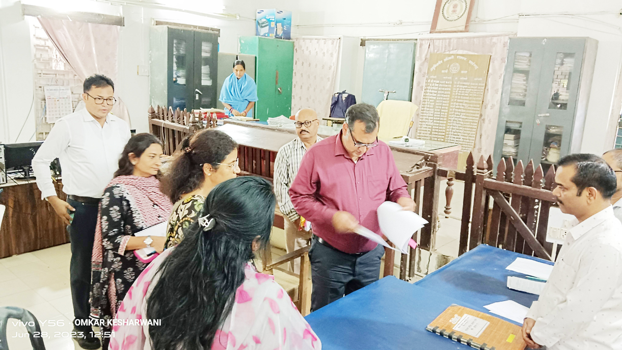 बिलासपुर संभागायुक्त दौरे पर पहुंचे, विभागीय कार्यों का लिया जायजा 