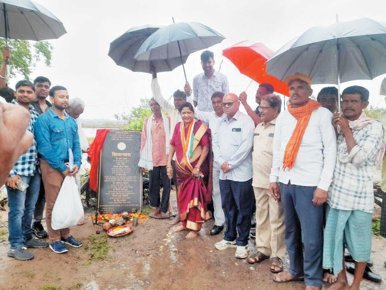 विधायक ने डुमरपाली कोपरा एनीकट मरम्मत कार्य का किया भूमिपूजन