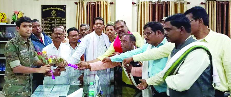 सर्व आदिवासी समाज के पदाधिकारियों  ने की एसपी से  मुलाकात