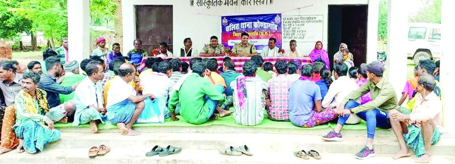 चलित थाना में ग्रामीणों को किया जागरुक 