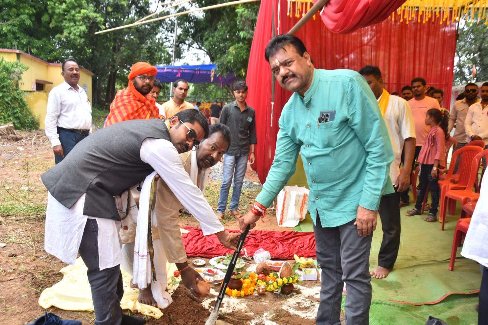 सामाजिक भवन भूमिपूजन में शामिल हुए संसदीय सचिव 