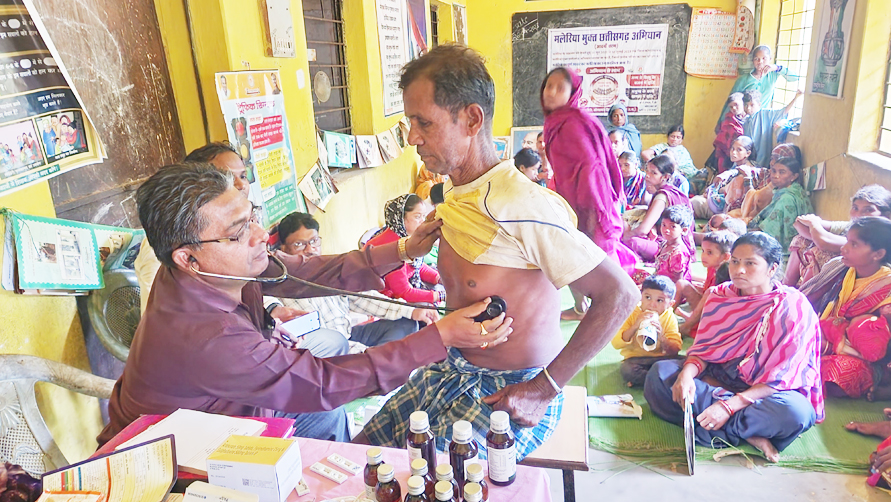 नाला पार कर दो किमी पैदल चल बीएमओ समेत स्वास्थ्य कर्मी पहुँचे कोठोड़ी, लगाया शिविर