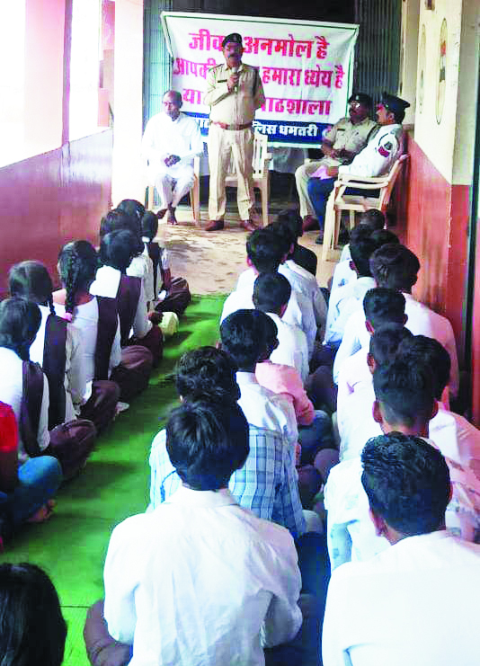 स्कूली बच्चों को यातायात  नियमों की दी जानकारी