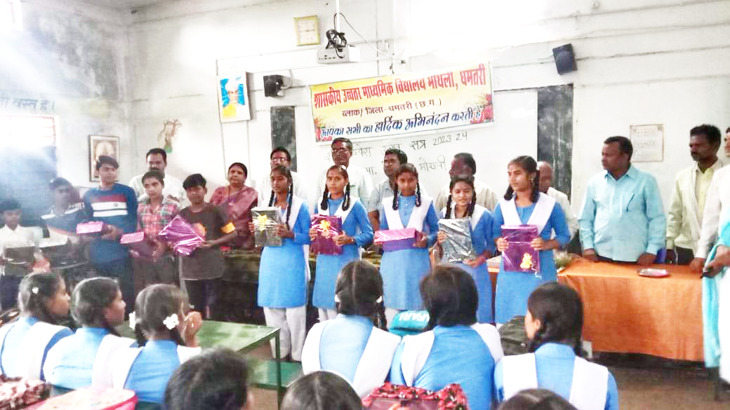 भोथली में शाला प्रवेशोत्सव,  छात्राओं को मिली साइकिल