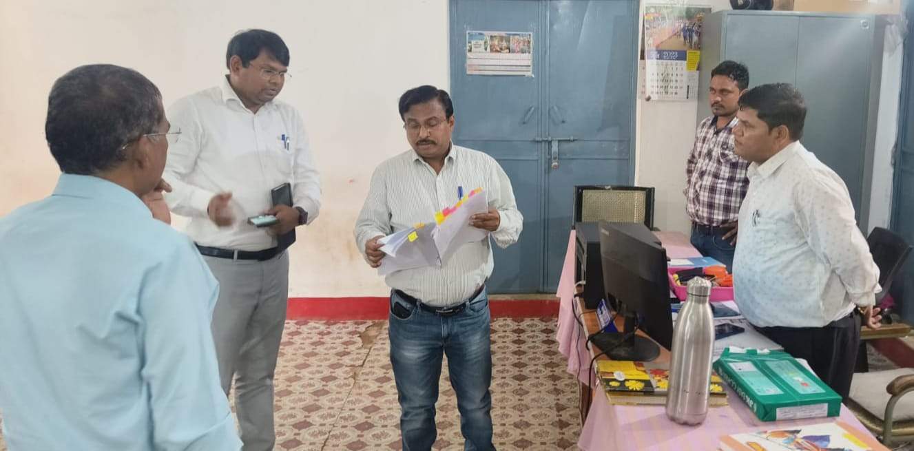 पटवारी निलंबित, एसडीएम, तहसीलदार,  राजस्व निरीक्षक को कारण बताओ नोटिस