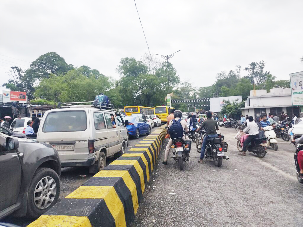 भटक रहे शहरवासी! चक्रधर नगर क्षेत्र जाम भटक रहे शहरवासी! चक्रधर नगर क्षेत्र जाम
