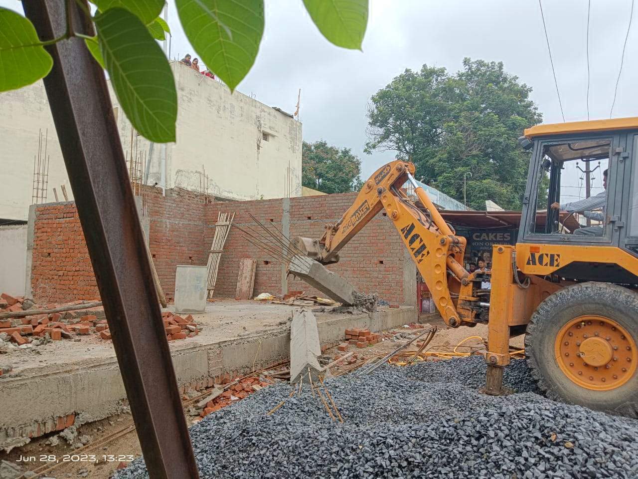जलतरंग कॉलोनी में बिना अनुमति निर्माण ध्वस्त जलतरंग कॉलोनी में बिना अनुमति निर्माण ध्वस्त
