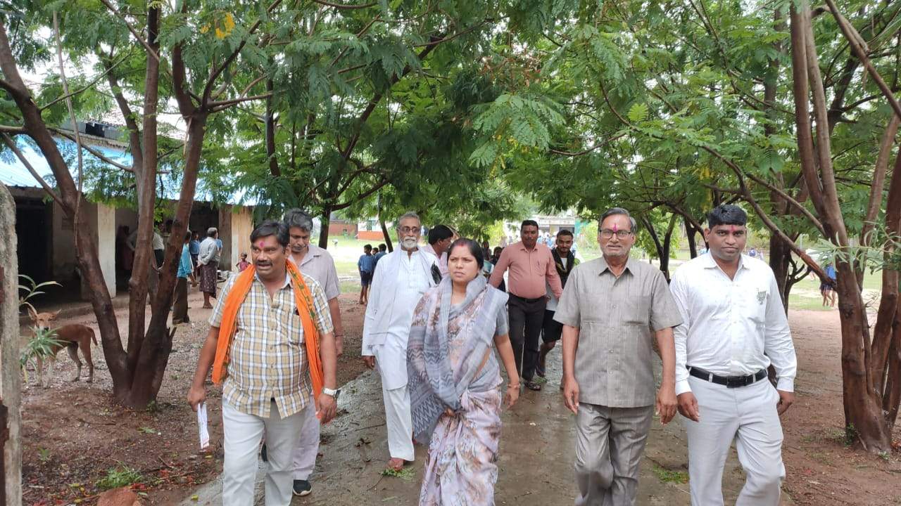 विधायक ने दोनर के स्कूल व्यवस्था का लिया जायजा