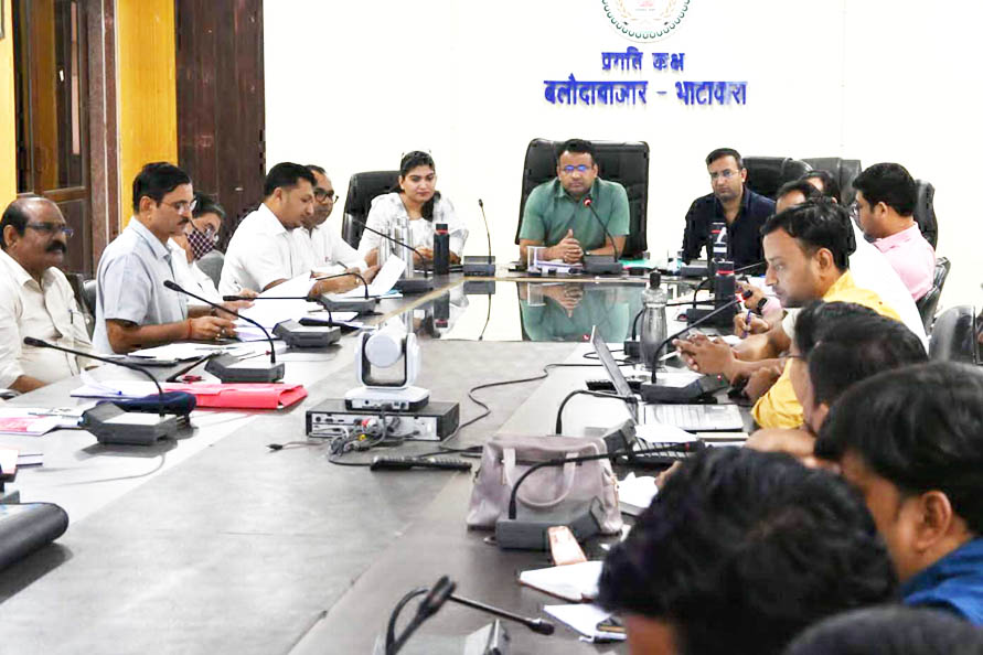 मतदान केंद्रों में रखे समुचित व्यवस्था  कलेक्टर ने की  कामकाज की समीक्षा