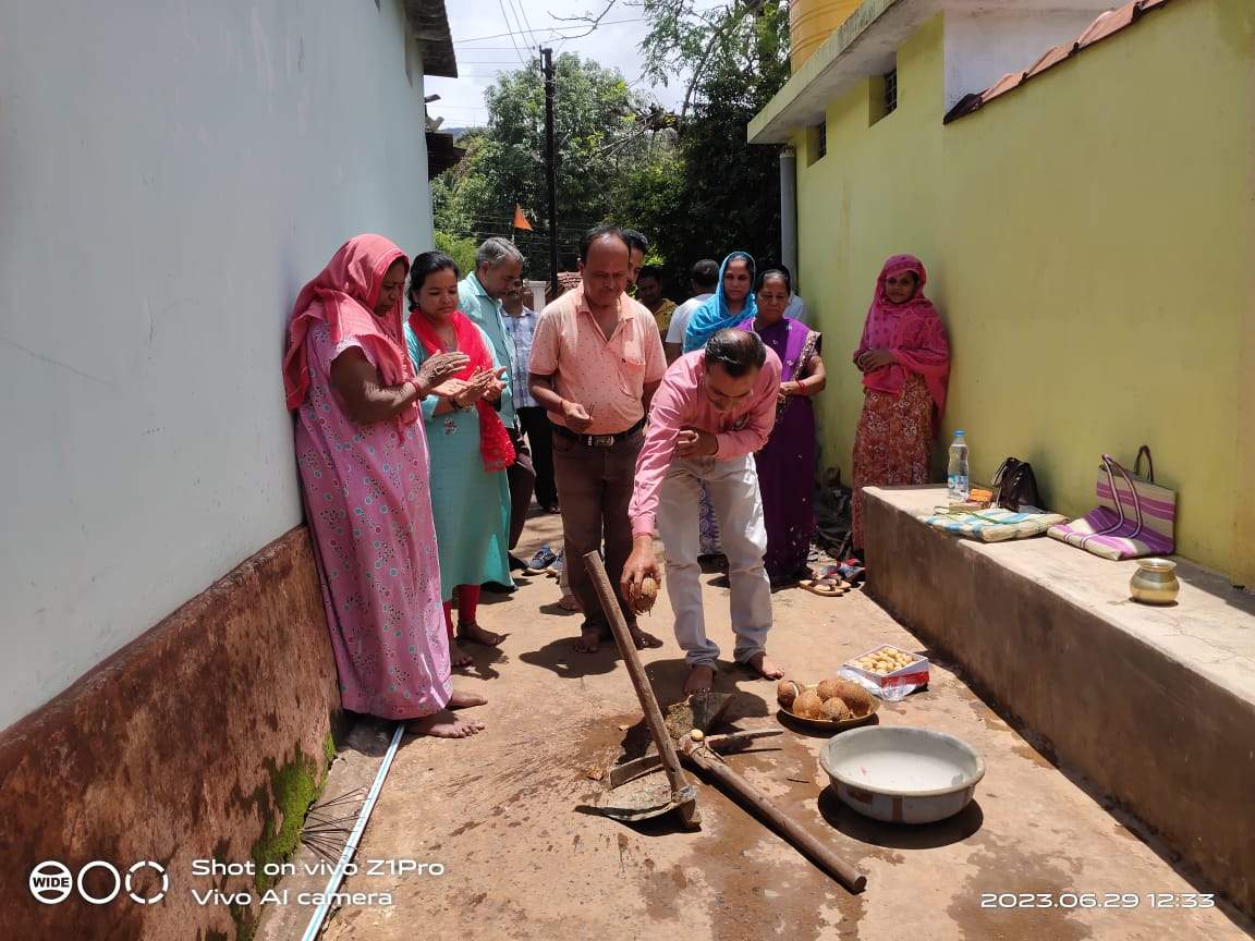 सीसी सडक़ निर्माण  का भूमिपूजन