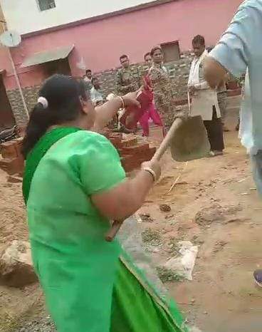 सीमांकन पर पहुंची राजस्व अमला  पर फावड़ा उठाकर किया हमला