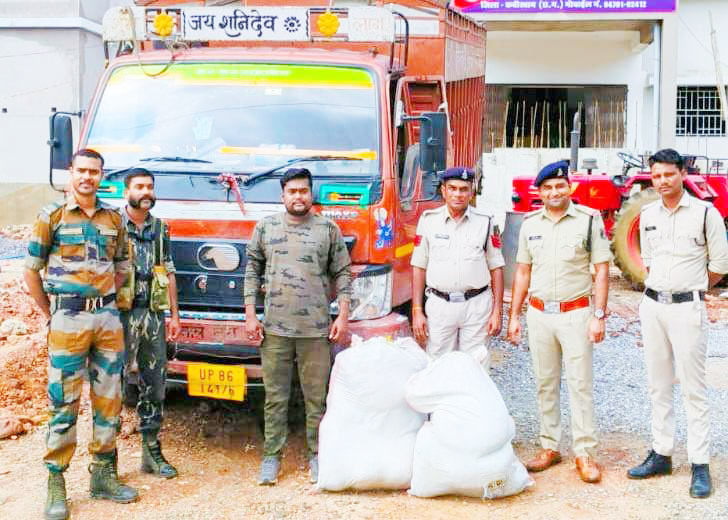 ट्रक से गांजा जब्त, तस्कर फरार ट्रक से गांजा जब्त, तस्कर फरार