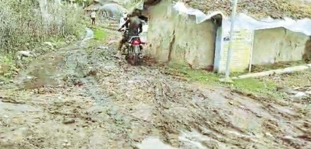 झाझाडीह का पहुंच मार्ग कीचड़ से लथपथ, जरूरी सुविधाओं के लिए रास्ता ही नहीं